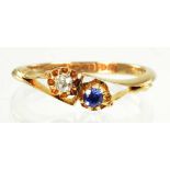 A DIAMOND AND BLUE STONE CROSSOVER RING IN 18CT GOLD CHESTER 1908, 2.5G