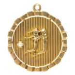A GOLD PENDANT THE DISC SET WITH TWO FIGURES AND A CULTURED PEARL MAKER'S MARK H.G.M, LONDON, 9G