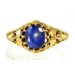 A SAPPHIRE RING IN GOLD MARKED 750, 3.4G