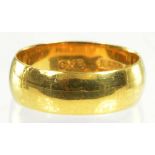 A 22CT GOLD WEDDING RING, 4.9G
