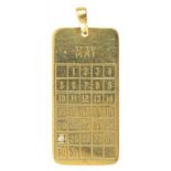 A 9CT GOLD CALENDAR PENDANT THE DATE 25TH MAY DENOTED BY A SMALL DIAMOND LONDON 1977, 6G