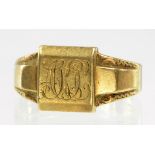 A 9CT GOLD SIGNET RING, 6G