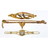 AN AQUAMARINE AND SPLIT PEARL CLUSTER BAR BROOCH IN GOLD MARKED 15CT EARLY 20TH CENTURY ANOTHER