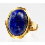 AN EGYPTIAN LAPIS LAZULI CABOCHON RING IN GOLD, 6. G