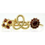 A GOLD KNOT RING AND TWO GARNET RINGS IN GOLD, 9.6G