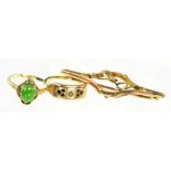 A JADE CABOCHON RING IN GOLD MARKED MK ANOTHER GOLD RING AND A GOLD BAR BROOCH, 6.2G