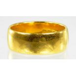 A 22CT GOLD WEDDING RING, 9.5G