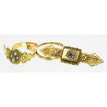 A DAMAGED VICTORIAN SPLIT PEARL AND GOLD RING AN 18CT GOLD WEDDING RING AND A 9CT GOLD BAR BROOCH (