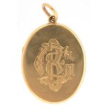 A GOLD LOCKET WITH ENGRAVED INSCRIPTION DATED 1907 CONTAINING A PHOTOGRAPH, 15G