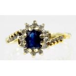 A SAPPHIRE AND DIAMOND CLUSTER RING IN 18CT GOLD, 2.2G