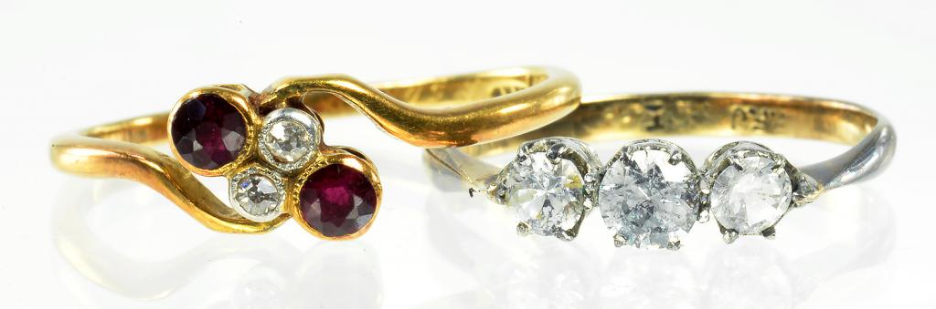 A RUBY AND DIAMOND CROSSOVER RING IN GOLD MARKED 18CT AND ANOTHER GOLD RING, 3.6G