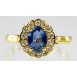 A SAPPHIRE AND DIAMOND CLUSTER RING IN 18CT GOLD, 3.9G