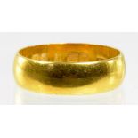 A 22CT GOLD WEDDING RING, 5.7G