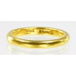 A 22CT GOLD WEDDING RING, 4.3G