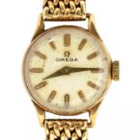 AN OMEGA 9CT GOLD LADY'S WRISTWATCH WITH 9CT GOLD BRACELET, 27.8G