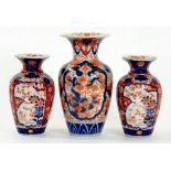 ONE AND A PAIR OF JAPANESE IMARI VASES, 19.5CM AND 24CM H, EARLY 20TH CENTURY