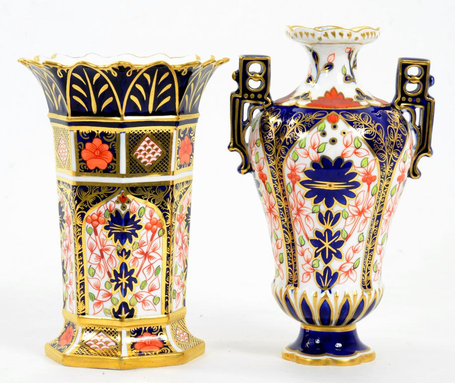 A ROYAL CROWN DERBY IMARI VASE WITH FLARED OCTAGONAL SHAPE 14.5CM H PRINTED MARK EARLY 20TH