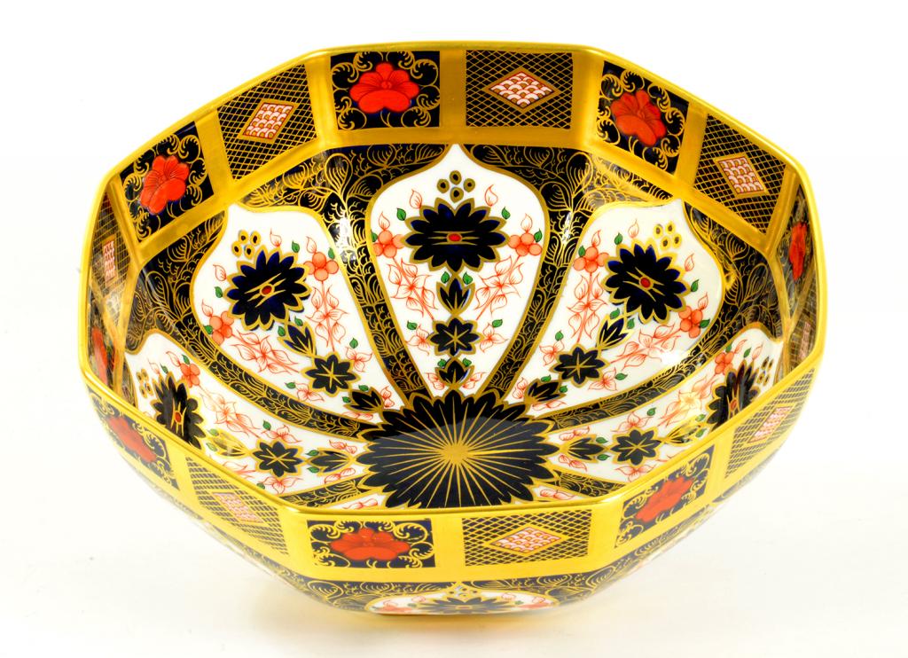 A ROYAL CROWN DERBY OCTAGONAL BOWL IN THE IMARI PATTERN 21.5CM W