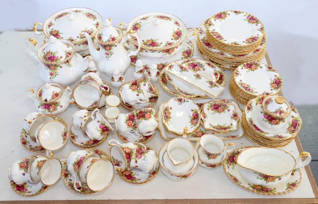 AN EXTENSIVE ROYAL ALBERT OLD COUNTRY ROSES PATTERN DINNER SERVICE