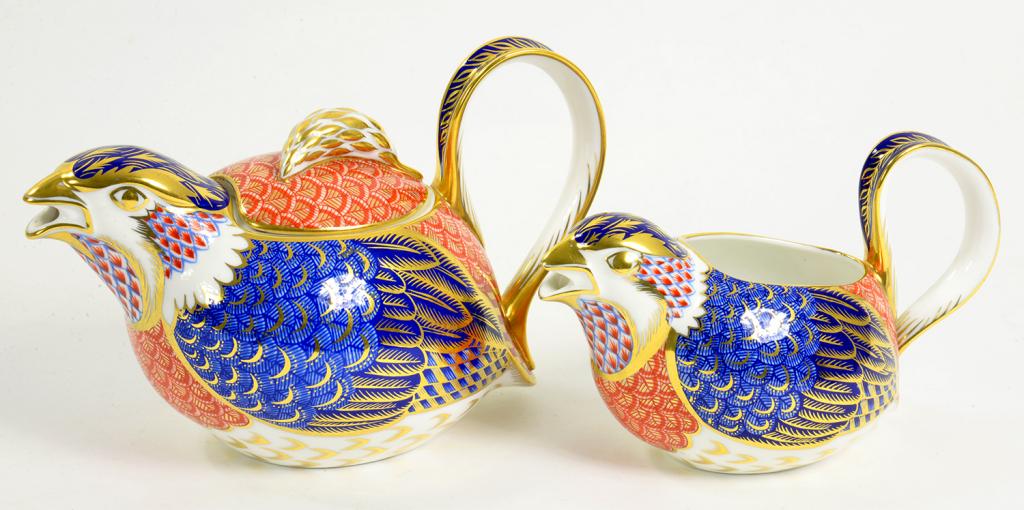 A ROYAL CROWN DERBY IMARI QUAIL TEAPOT AND COVER AND CREAM JUG EN SUITE, TEAPOT AND COVER 13CM H,