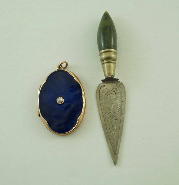 A locket pendant,