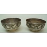 A pair of Chinese export bowls, unmarked, decorated with dragons, 10.