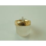 An 18 carat gold wedding ring, was patterned, of very shallow D section, 5.