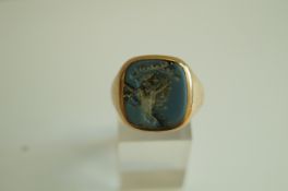 A 9 carat gold signet ring, crested to the onyx (cracked), finger size M,