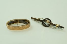 An Edwardian 9 carat gold engraved scarf clip; with a bar brooch, tagged '9ct'; 4.