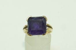 An amethyst single stone 9 carat gold ring, finger size O, 5 g gross,