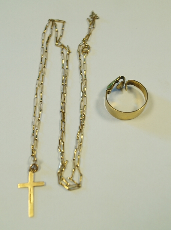 A 9 carat gold cross pendant on a 9 carat gold chain, 2.