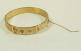 A 9 carat gold hinged buckle bangle, Birmingham 1964, internal diameter 6 cm, 14.