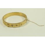 A 9 carat gold hinged buckle bangle, Birmingham 1964, internal diameter 6 cm, 14.