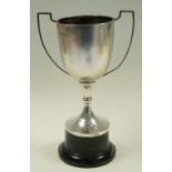 A silver two handled trophy cup, now vacant, with a plinth, 17.5 cm high, 133 g (4.