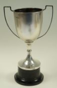 A silver two handled trophy cup, now vacant, with a plinth, 17.5 cm high, 133 g (4.