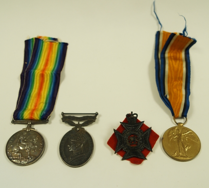 Two World War One medals awarded to PTE H Turner Monmouth Regiment,