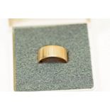 A 9ct gold wedding ring, 3.