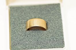 A 9ct gold wedding ring, 3.