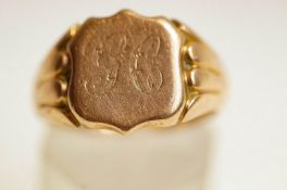 A late Victorian 9ct rose gold shield shaped signet ring, Chester 1901, finger size O, 6.1grams.