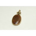 An agate pendant to a yellow metal mount, 4.