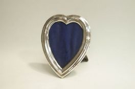 A heart shaped silver photograph frame, by H.Matthews, Birmingham 1899, 14.