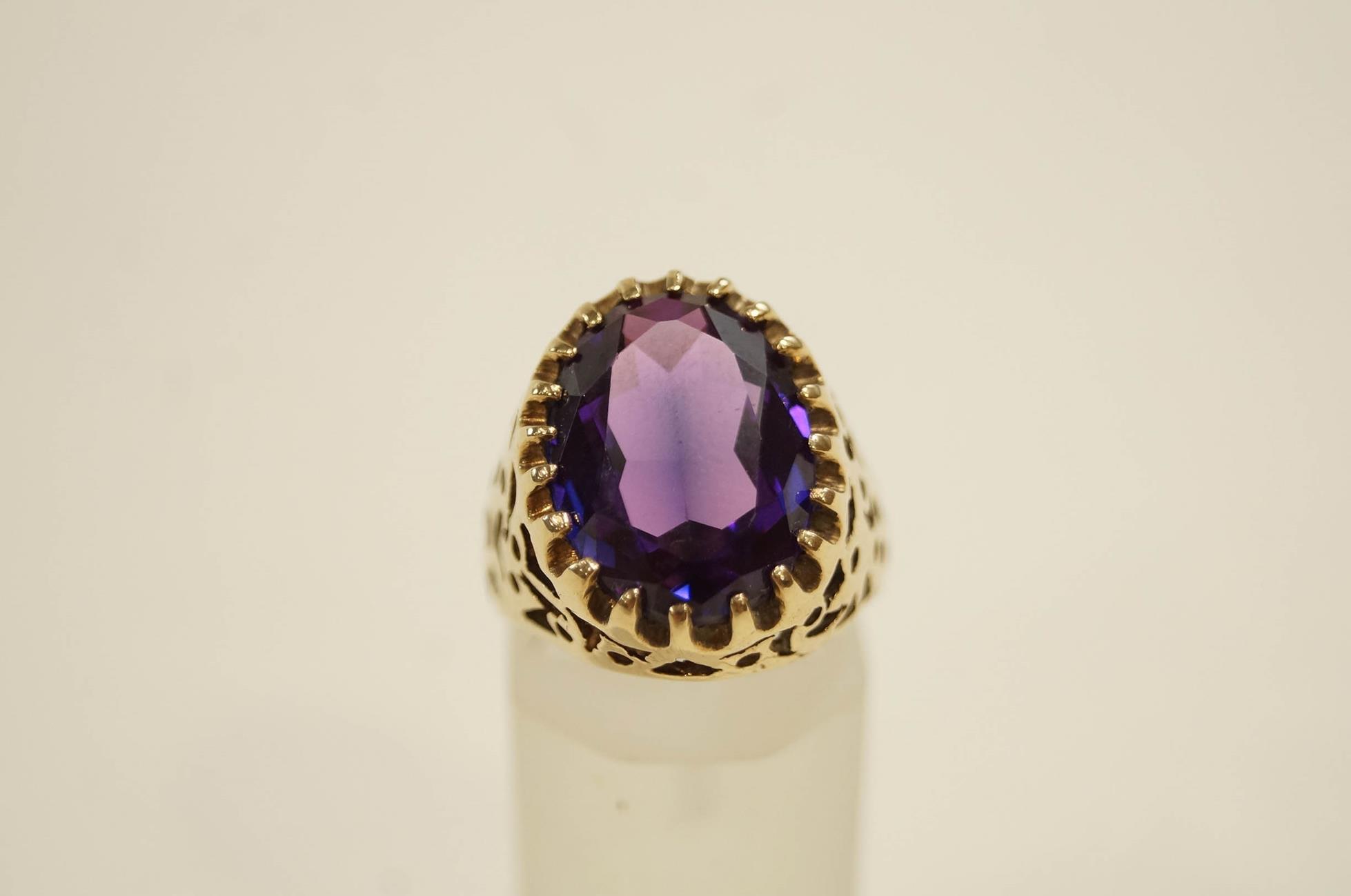 A single stone amethyst 9 carat gold ring, finger size N, 7.