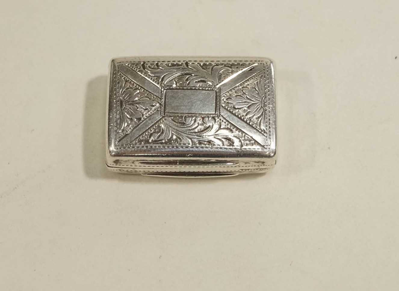 A Victorian silver vinaigrette, by Edward Smith, Birmingham 1843, 2.7 cm long, 8.