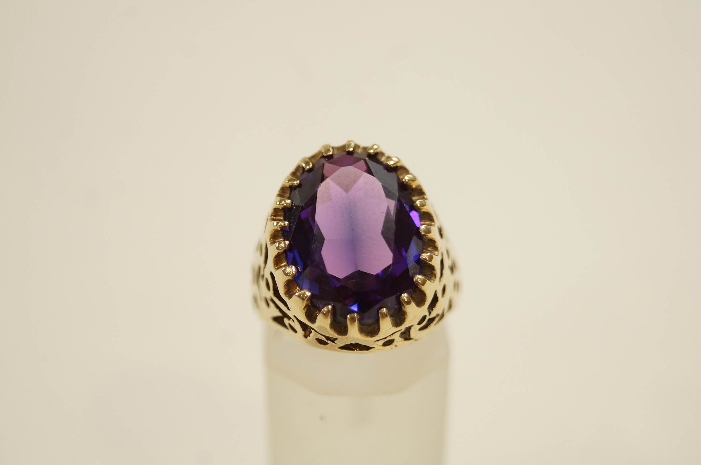 A single stone amethyst 9 carat gold ring, finger size N, 7. - Image 2 of 2