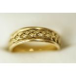 An 18 carat gold wedding ring, of plaited design, finger size M, 4.