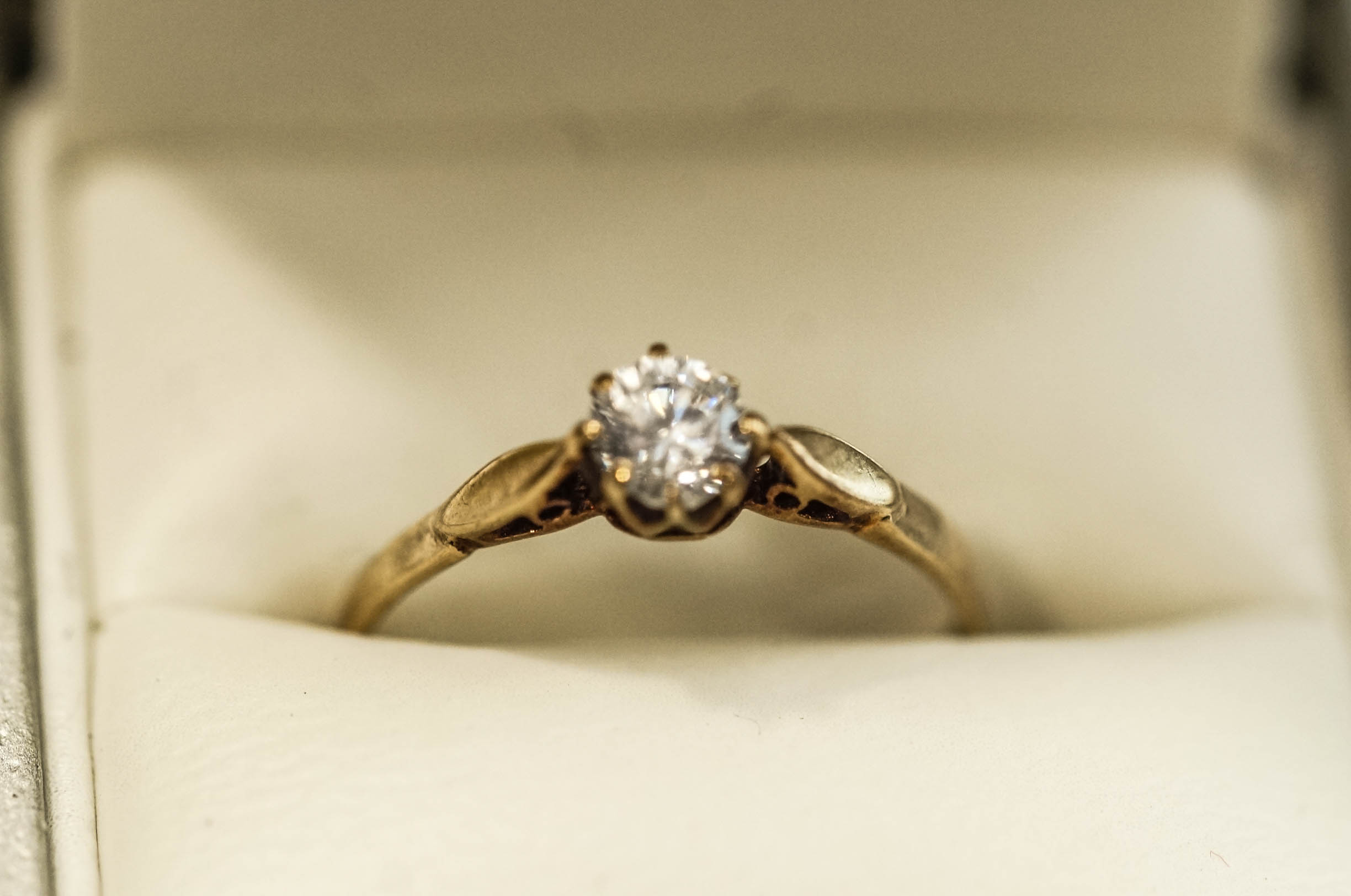 Two 9 carat gold rings - Image 3 of 4