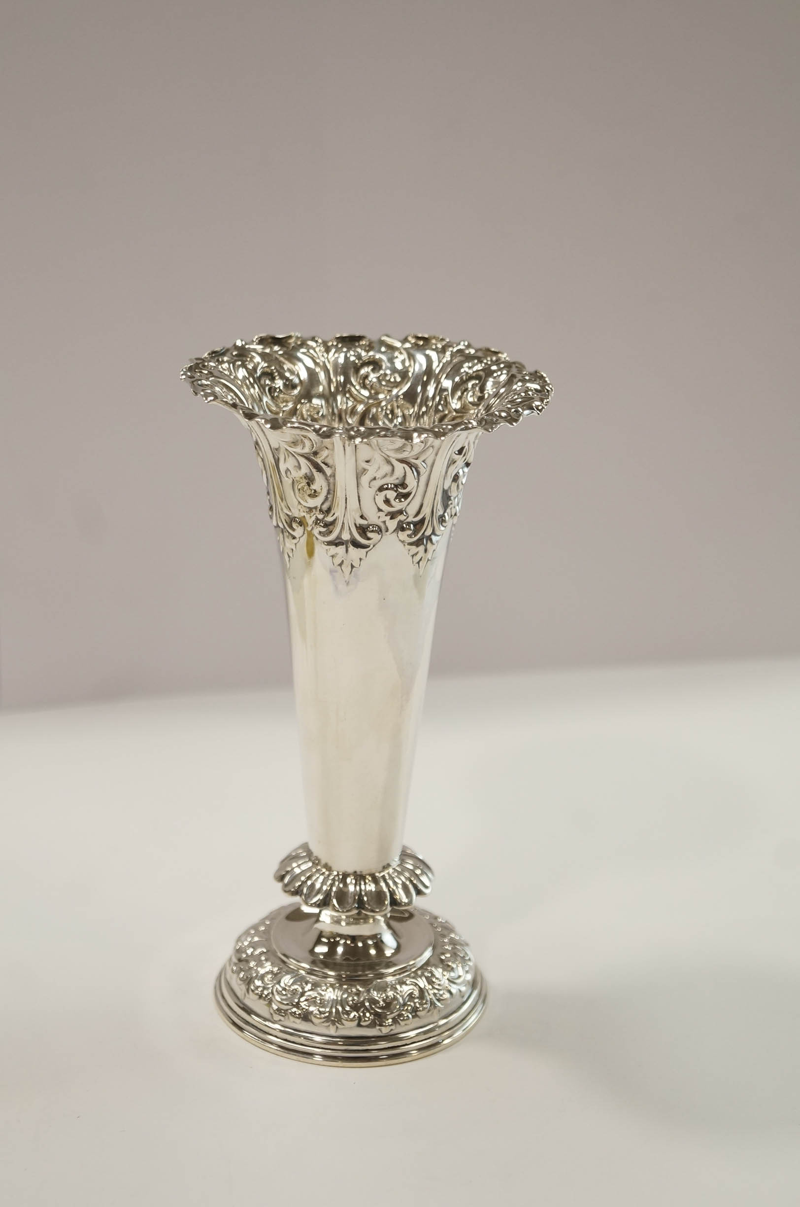 A late Victorian silver bud vase, maker F.Bs. Ltd, Sheffield 1898, 14 cm high, 92g (2. - Image 3 of 3