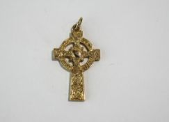 A 9 carat gold Celtic cross pendant, 3.6 cm long, 4.
