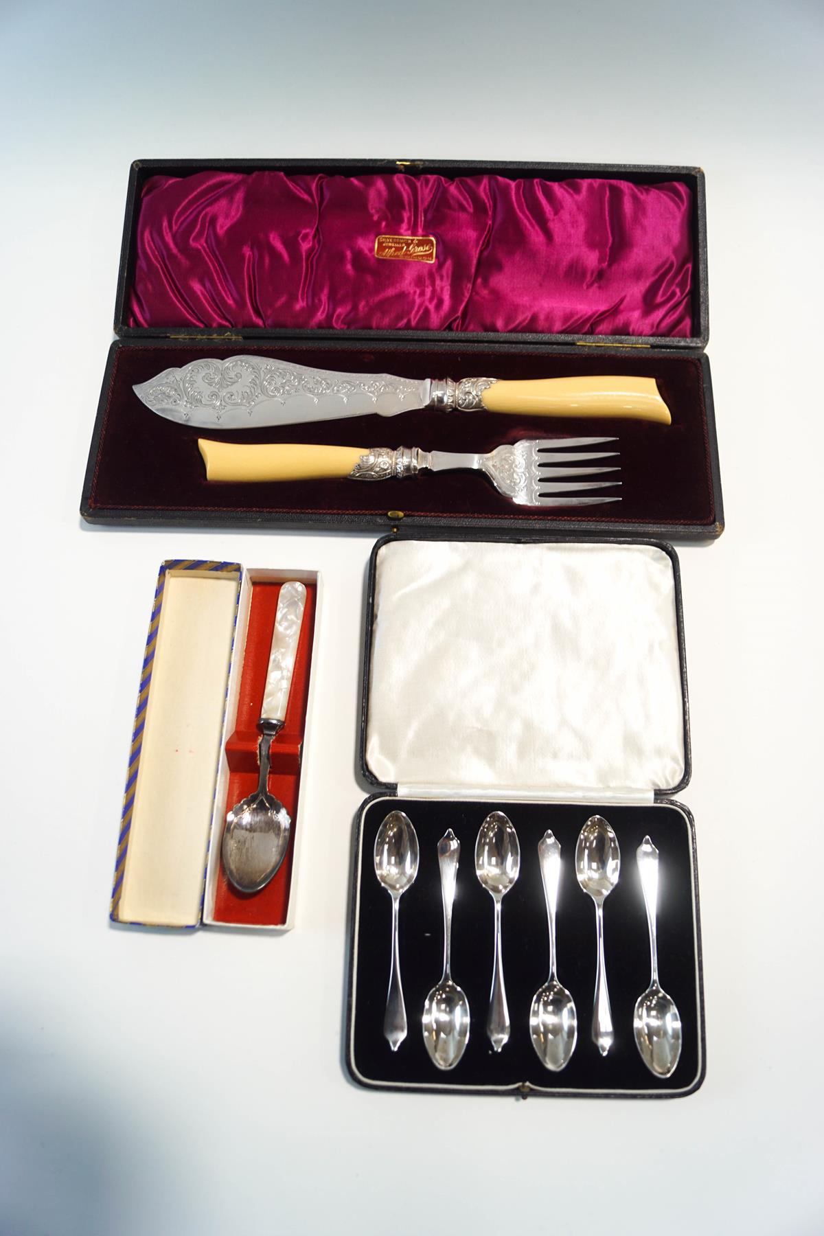 A cased set of six silver teaspoons, London 1927, dog nosed pattern, 61 g gross (1.