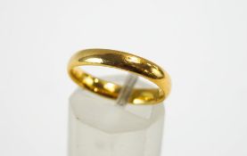 A 22 carat gold wedding ring, 3.